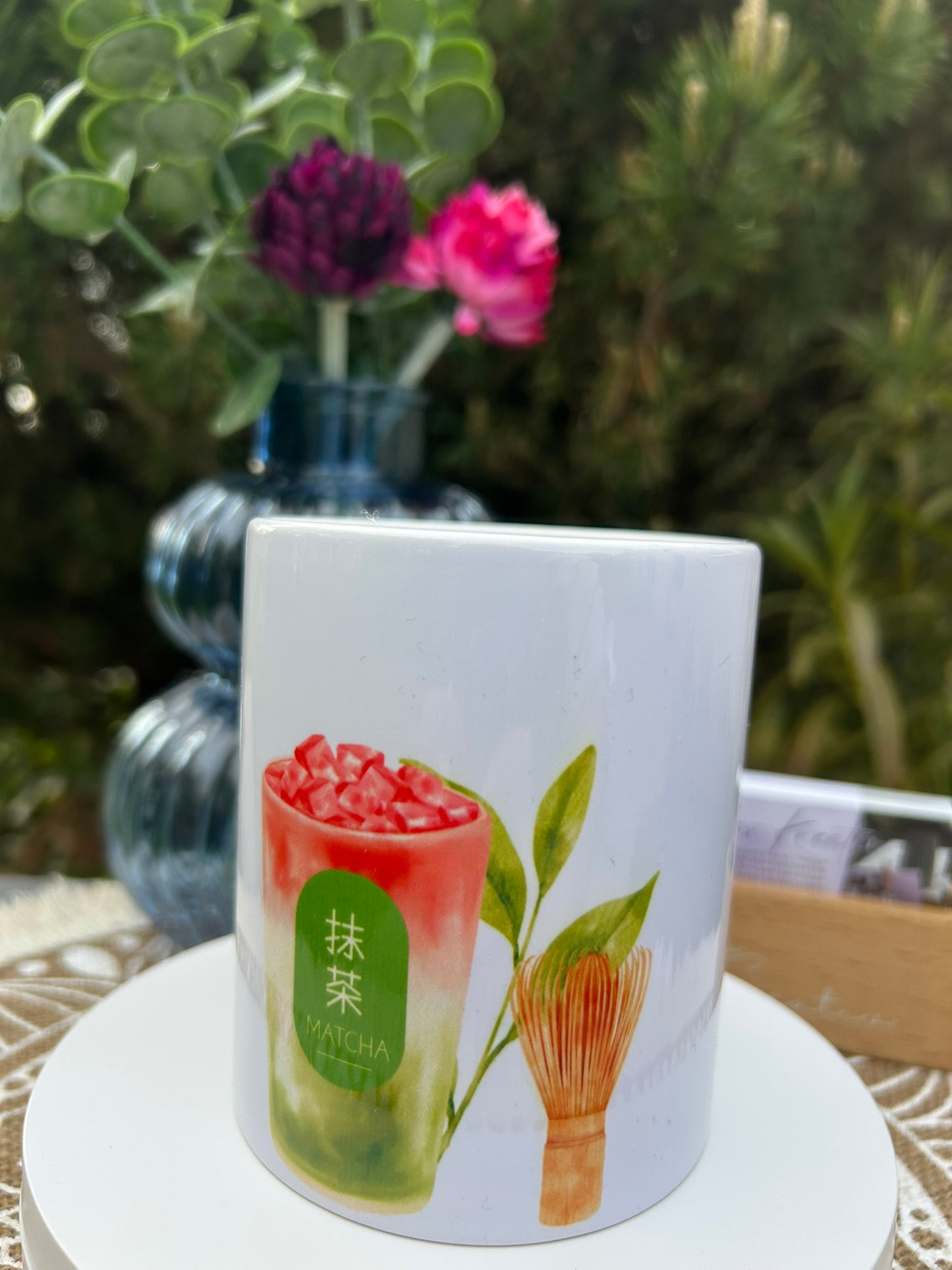 Personalisierbare Matcha-Tasse von „Chaos Kreativ“ in natürlicher Szenerie mit Trockenblumen