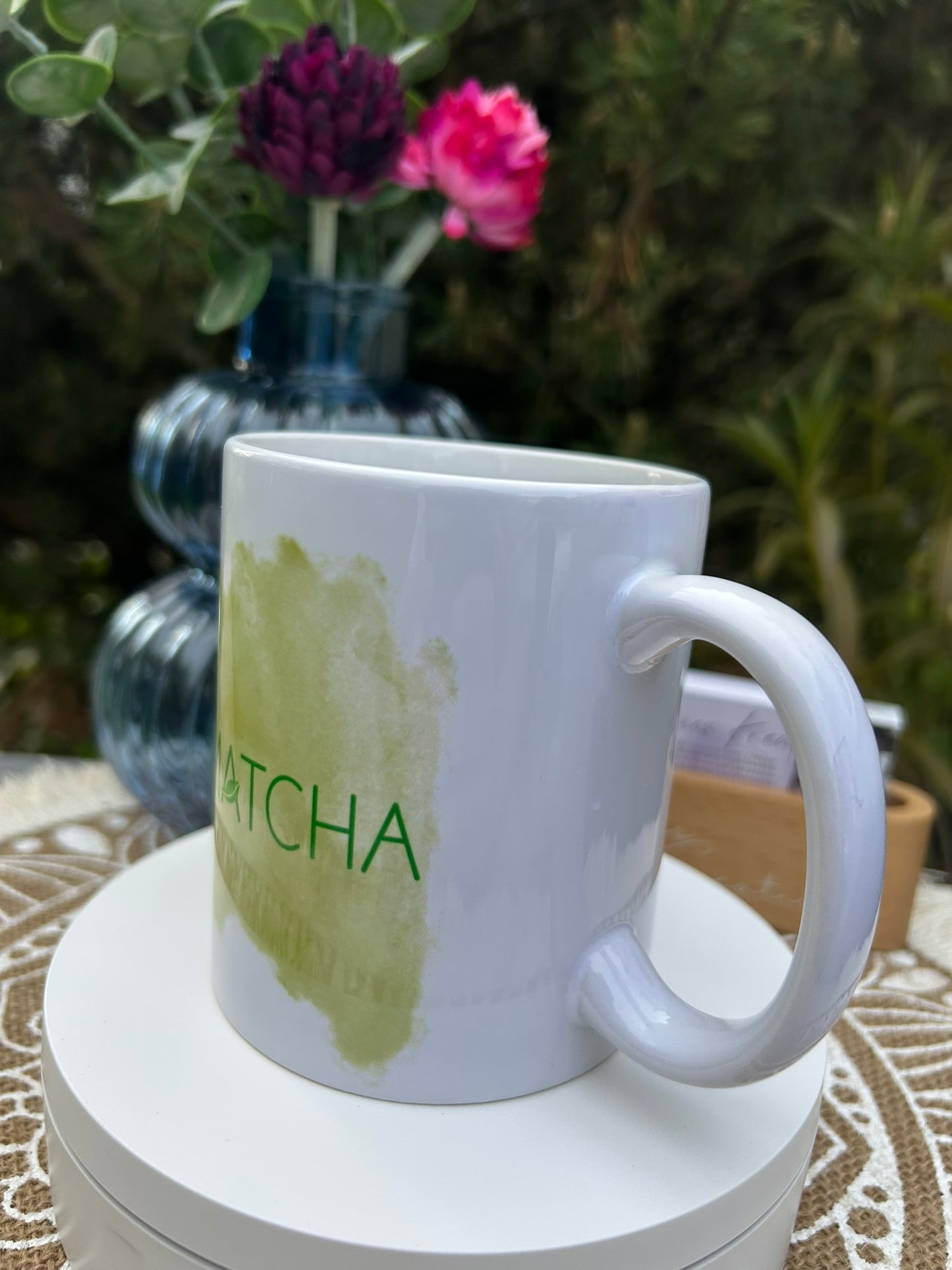 Personalisierbare Keramiktasse 330 ml mit zartgrünem Matcha-Design und personalisiertem Namen auf weißem Untergrund.