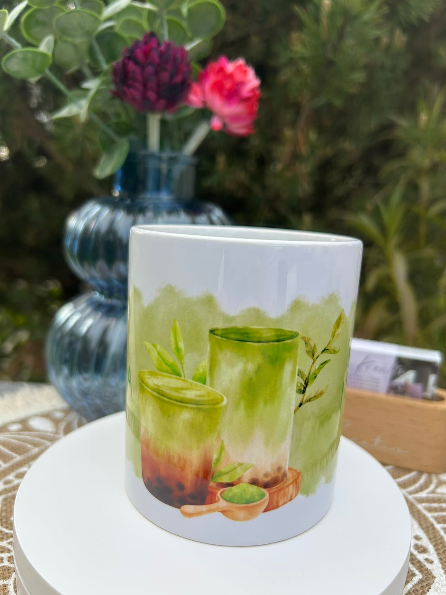 ersonalisierte Matcha-Mug mit Bambusbesen-Motiv, dampfender grüner Tee sichtbar
