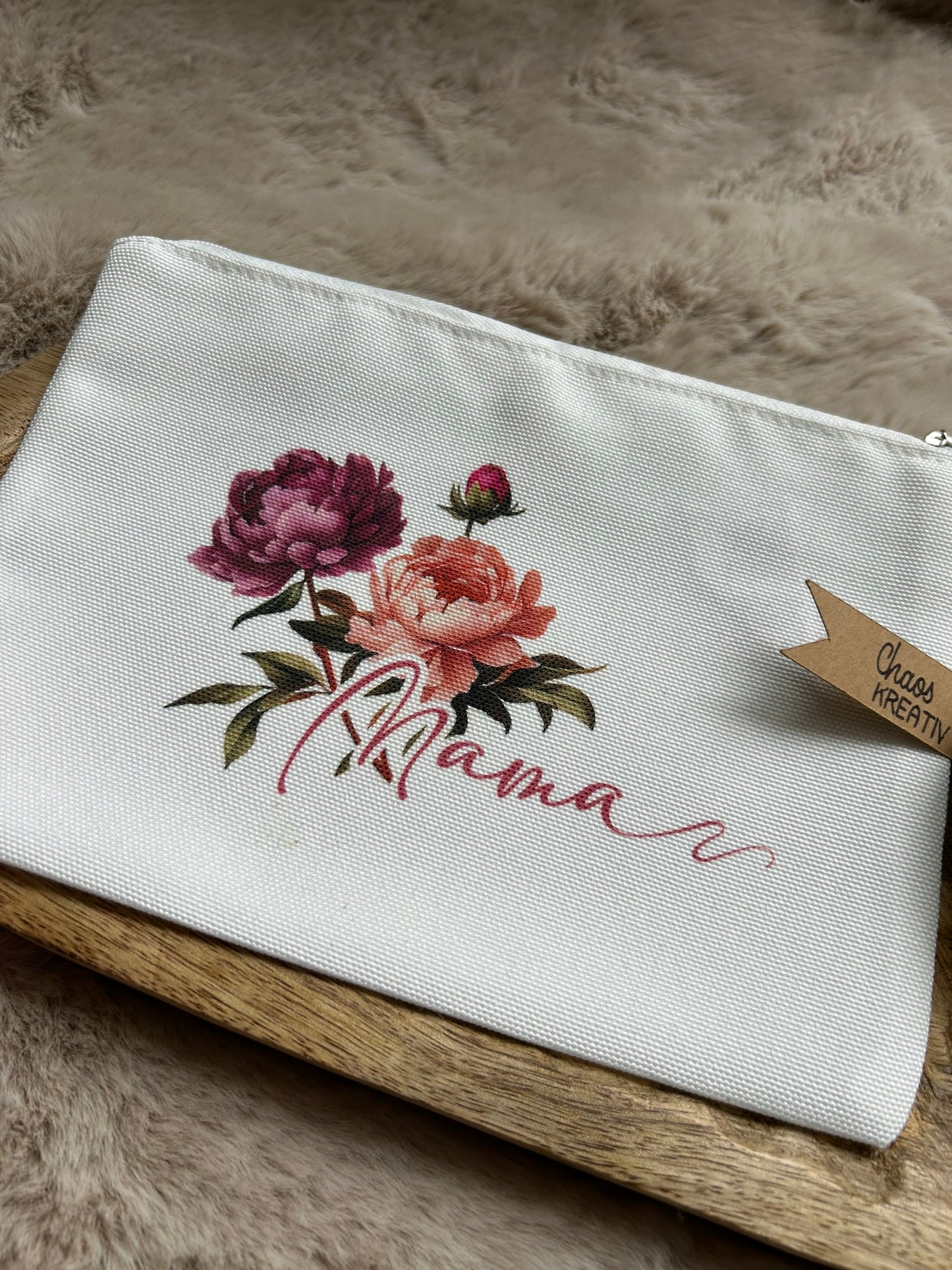 Personalisierte Mama Kosmetiktasche aus hochwertigem Polyester, ideal als Geschenk zum Muttertag, Geburtstag oder Weihnachten. Kleine oder große Make-up-Tasche mit dauerhaft sublimiertem Blumenmotiv, personalisierbar mit Namen oder Wunschtext, perfekt für Kosmetik, Accessoires oder unterwegs. Personalisierte Kosmetik-Tasche, personalisiertes Geschenk für dich oder deine Mama
