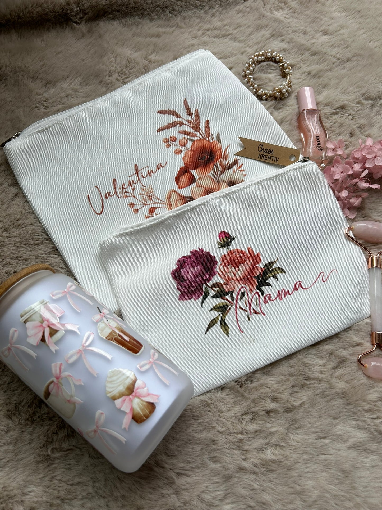Personalisierte Mama Kosmetiktasche aus hochwertigem Polyester, ideal als Geschenk zum Muttertag, Geburtstag oder Weihnachten. Kleine oder große Make-up-Tasche mit dauerhaft sublimiertem Blumenmotiv, personalisierbar mit Namen oder Wunschtext, perfekt für Kosmetik, Accessoires oder unterwegs. Personalisierte Kosmetik-Tasche, Mama personalisierte Geschenk Tasche