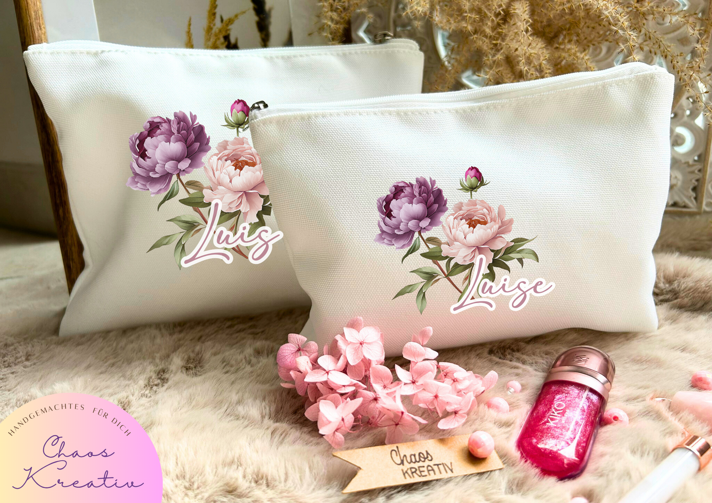 Kosmetik Tasche Mama, personalisiert. aus hochwertigem Polyester, ideal als Geschenk zum Muttertag, Geburtstag oder Weihnachten. Kleine oder große Make-up-Tasche mit dauerhaft sublimiertem Blumenmotiv, personalisierbar mit Namen oder Wunschtext, perfekt für Kosmetik, Accessoires oder unterwegs. Personalisierte Kosmetik-Tasche, personalisiertes Geschenk