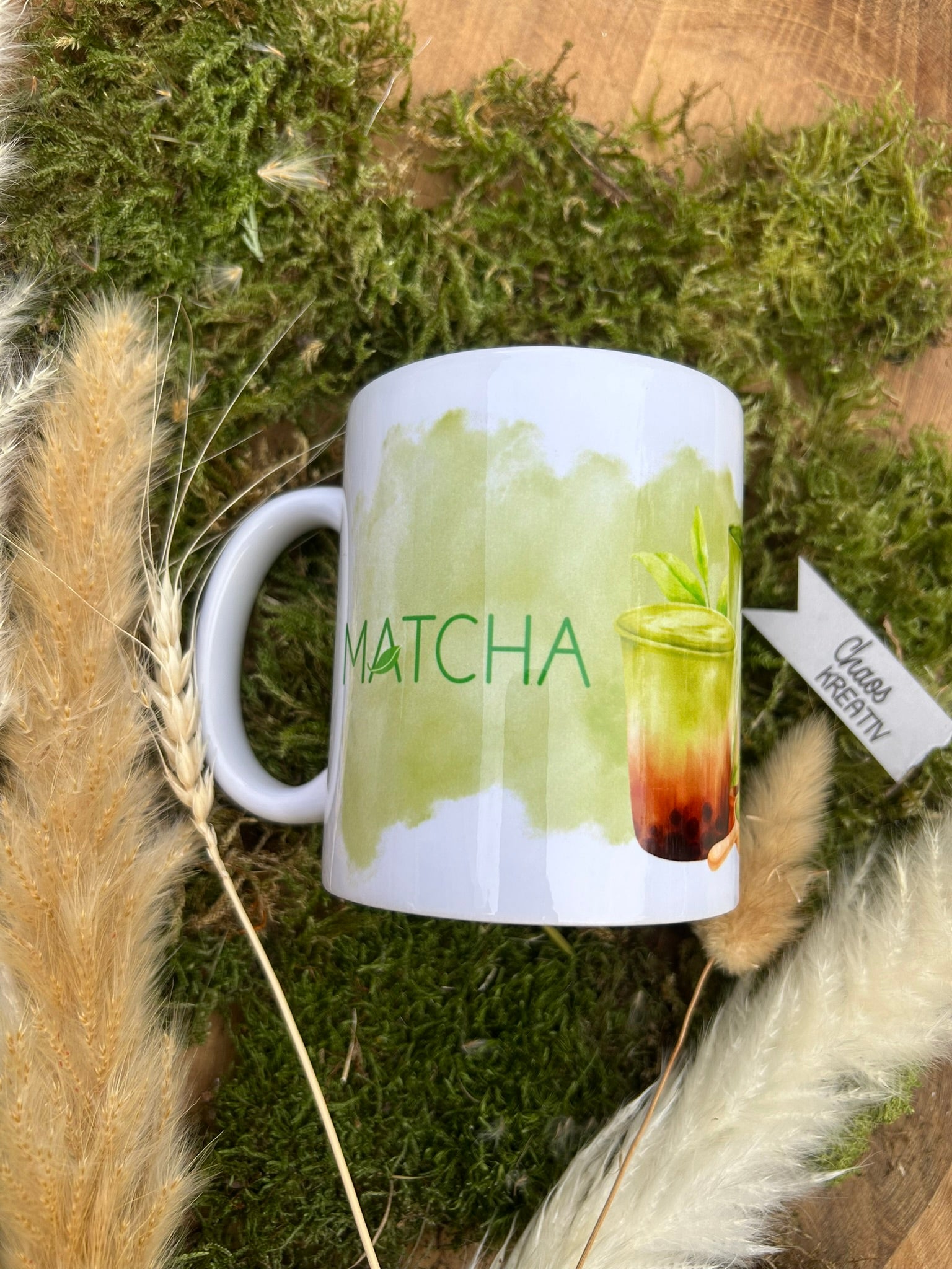 Personalisierte Keramiktasse 11 oz mit Matcha Motiv in pastellfarbenem Design, glänzendes Orca™ Coating auf weißem Untergrund