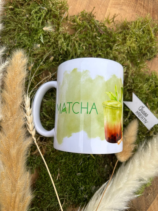 Personalisierte Keramiktasse 11 oz mit Matcha Motiv in pastellfarbenem Design, glänzendes Orca™ Coating auf weißem Untergrund
