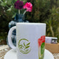 Personalisierbare Matcha-Tasse von „Chaos Kreativ“ in natürlicher Szenerie mit Trockenblumen