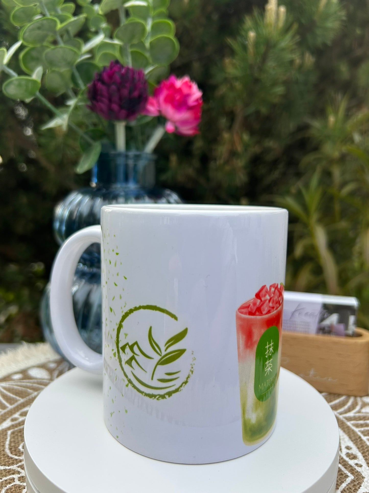 Personalisierbare Matcha-Tasse von „Chaos Kreativ“ in natürlicher Szenerie mit Trockenblumen