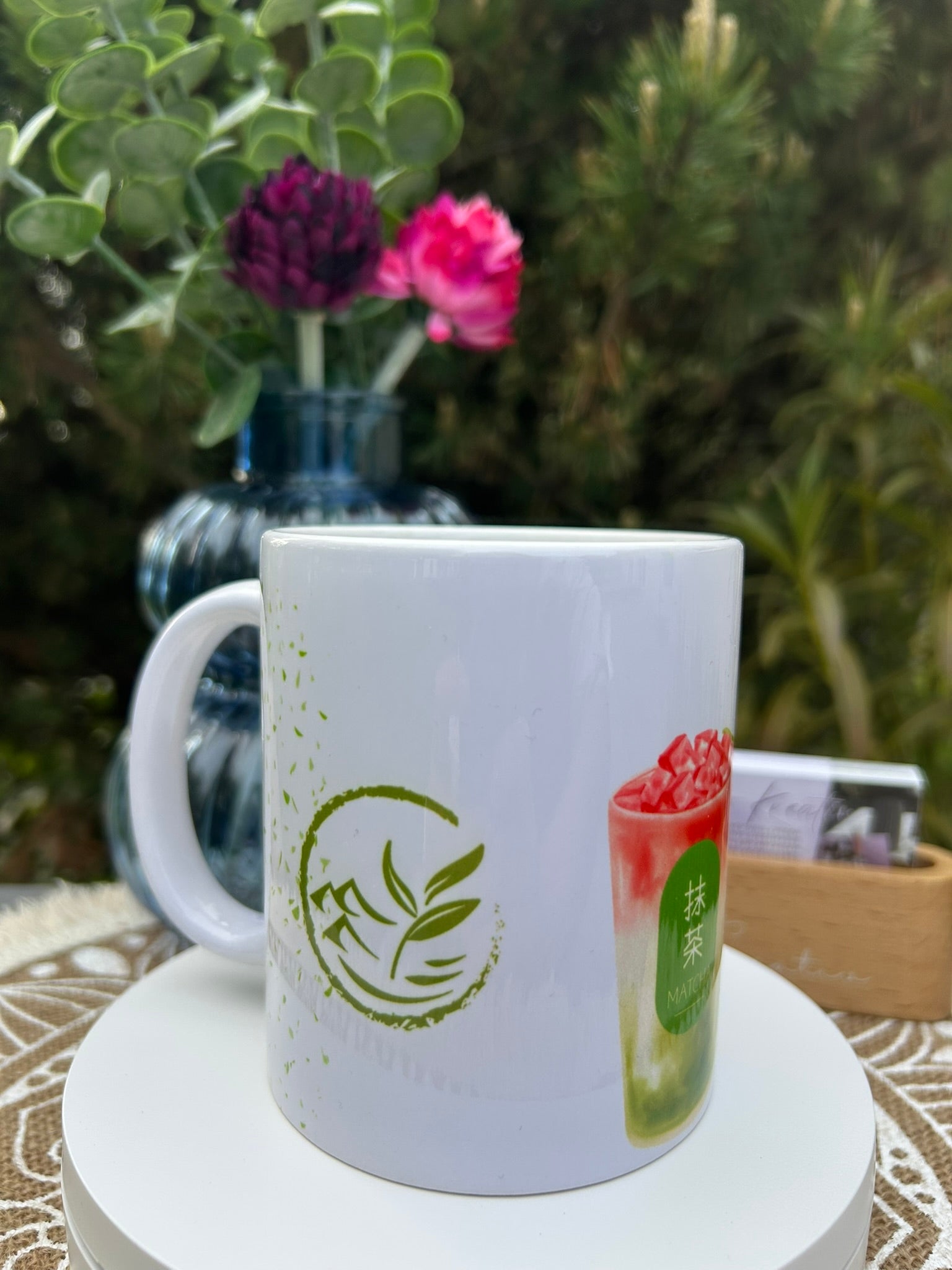 Personalisierbare Matcha-Tasse von „Chaos Kreativ“ in natürlicher Szenerie mit Trockenblumen