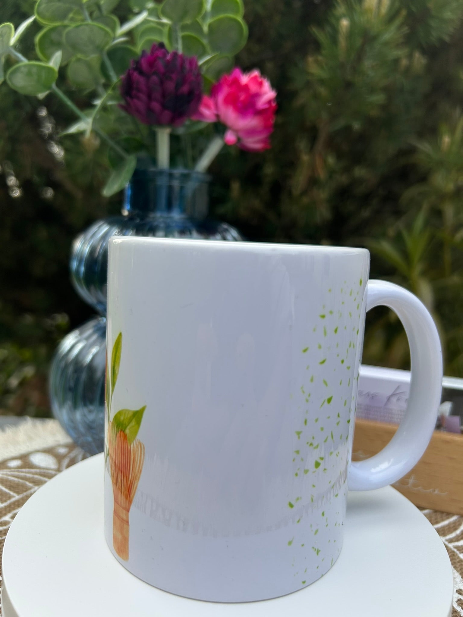 Personalisierbare Matcha-Tasse von „Chaos Kreativ“ in natürlicher Szenerie mit Trockenblumen