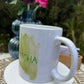 Personalisierbare Keramiktasse 330 ml mit zartgrünem Matcha-Design und personalisiertem Namen auf weißem Untergrund. 