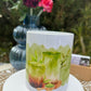 ersonalisierte Matcha-Mug mit Bambusbesen-Motiv, dampfender grüner Tee sichtbar