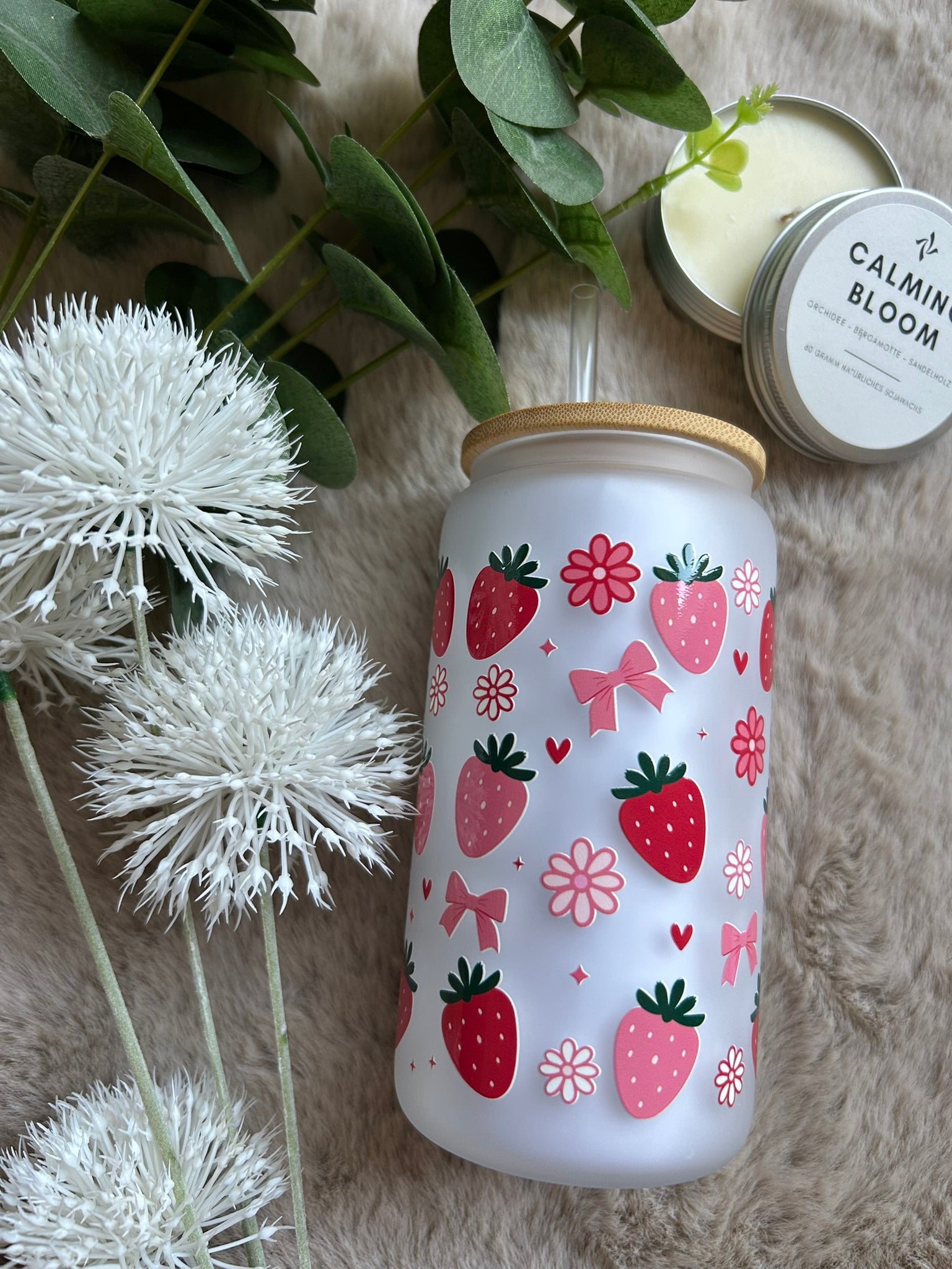 Erdbeere Schleife Gänseblümchen, Sommer Trinkglas mit Bambusdeckel und Strohhalm, Cute Aesthetic Kawaii Style, modernes Design, UV-DTF Folien, Mattes Glas mit Strohhalm