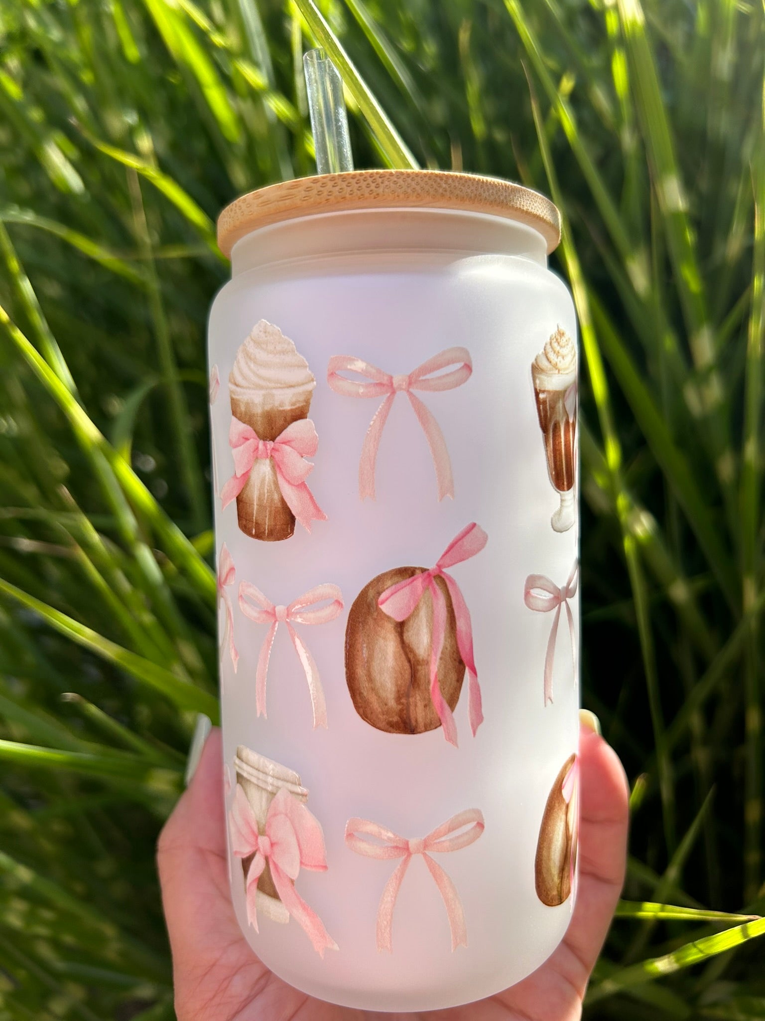 Glas mit Deckel und Strohhalm, Iced Latte Schleifen Design, Cute Aesthetic Girls, Geschenk Girlie, Geschenk Frau, Geschenk Tochter, Geschenk Teenie, Eiskaffee Glas