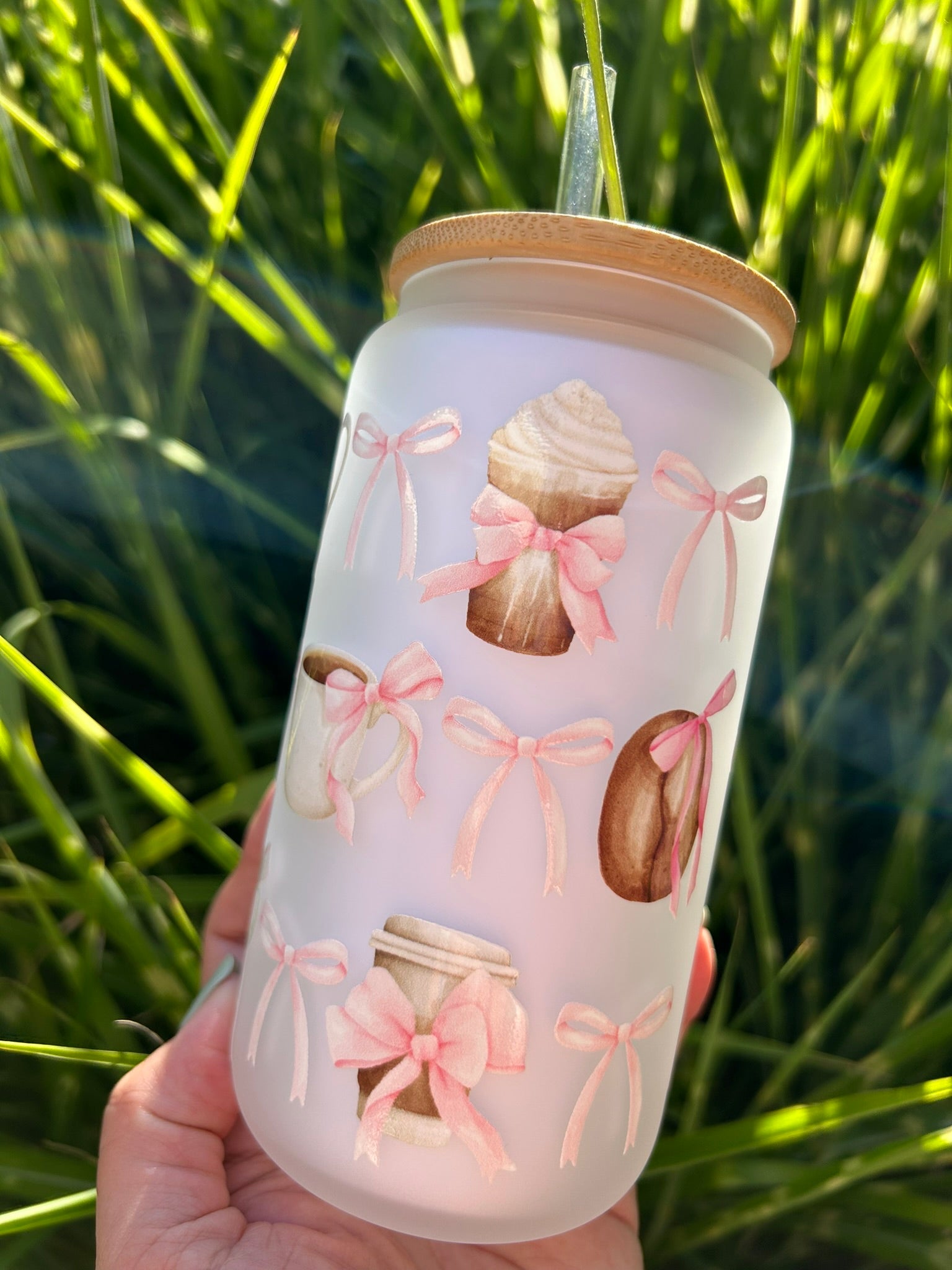 Glas mit Deckel und Strohhalm, Iced Latte Schleifen Design, Cute Aesthetic Girls, Geschenk Girlie, Geschenk Frau, Geschenk Tochter, Geschenk Teenie, Eiskaffee Glas
