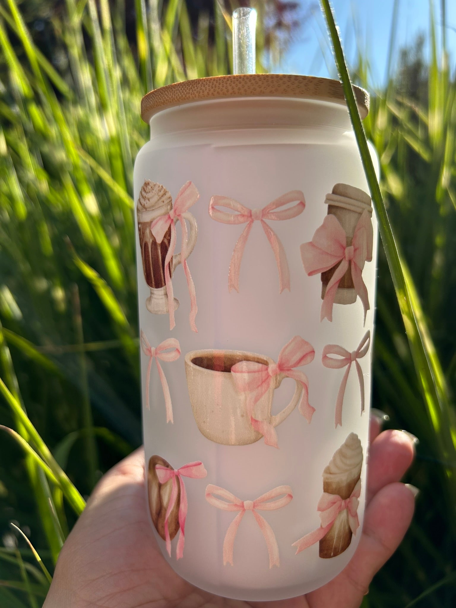 Glas mit Deckel und Strohhalm, Iced Latte Schleifen Design, Cute Aesthetic Girls, Geschenk Girlie, Geschenk Frau, Geschenk Tochter, Geschenk Teenie, Eiskaffee Glas