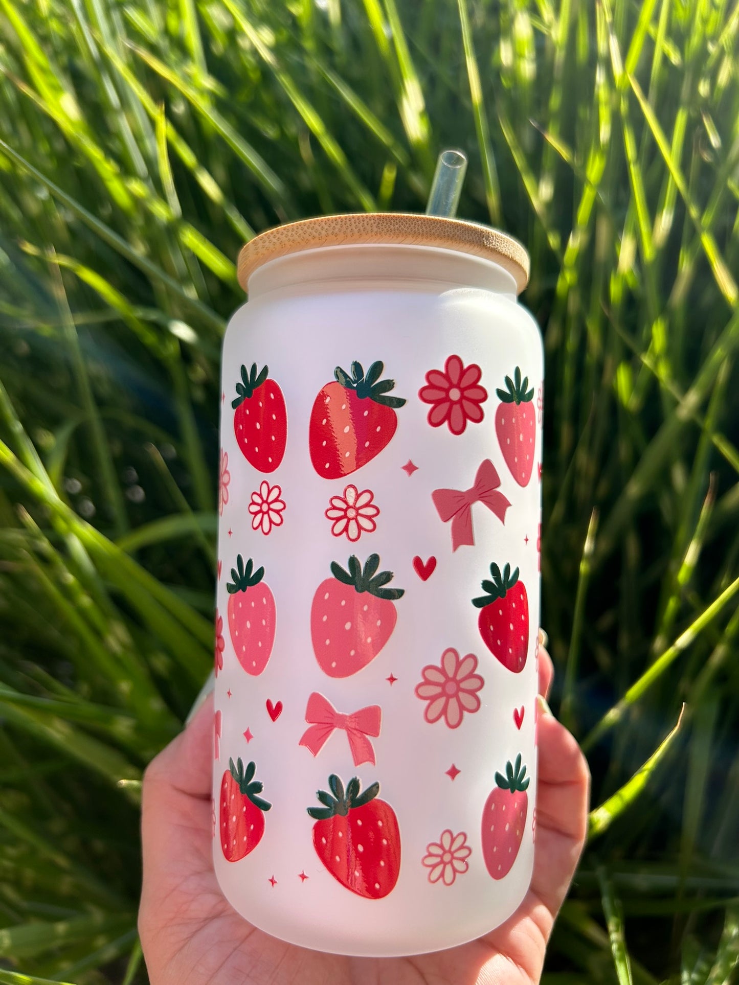 Trinkglas mit Deckel & Strohhalm I Süße Erdbeeren