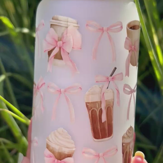 Glas mit Deckel und Strohhalm, Iced Latte Schleifen Design, Cute Aesthetic Girls, Geschenk Girlie, Geschenk Frau, Geschenk Tochter, Geschenk Teenie, Eiskaffee Glas