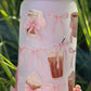 Glas mit Deckel und Strohhalm, Iced Latte Schleifen Design, Cute Aesthetic Girls, Geschenk Girlie, Geschenk Frau, Geschenk Tochter, Geschenk Teenie, Eiskaffee Glas