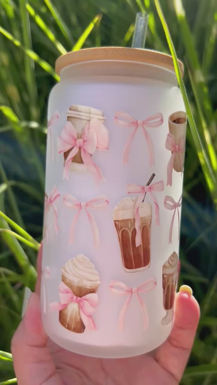 Glas mit Deckel und Strohhalm, Iced Latte Schleifen Design, Cute Aesthetic Girls, Geschenk Girlie, Geschenk Frau, Geschenk Tochter, Geschenk Teenie, Eiskaffee Glas