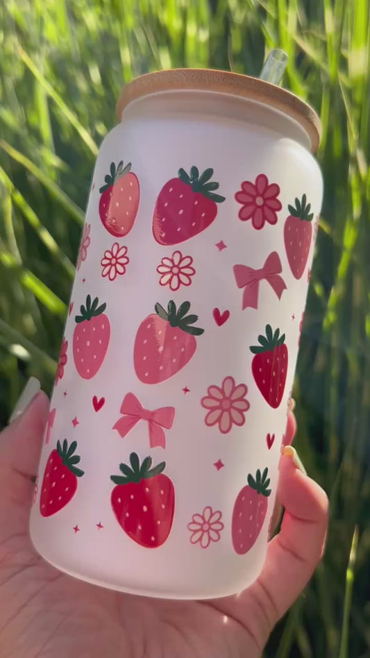 Trinkglas mit Deckel & Strohhalm I Süße Erdbeeren
