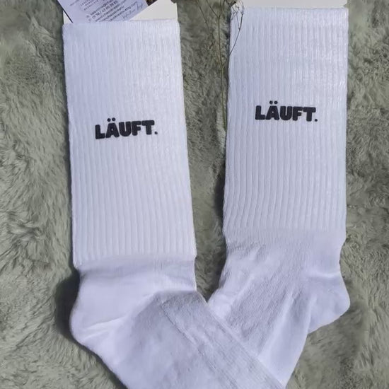 Nachhaltige Tennissocke aus Bio-Baumwolle mit „läuft“-Design auf dem Schaft