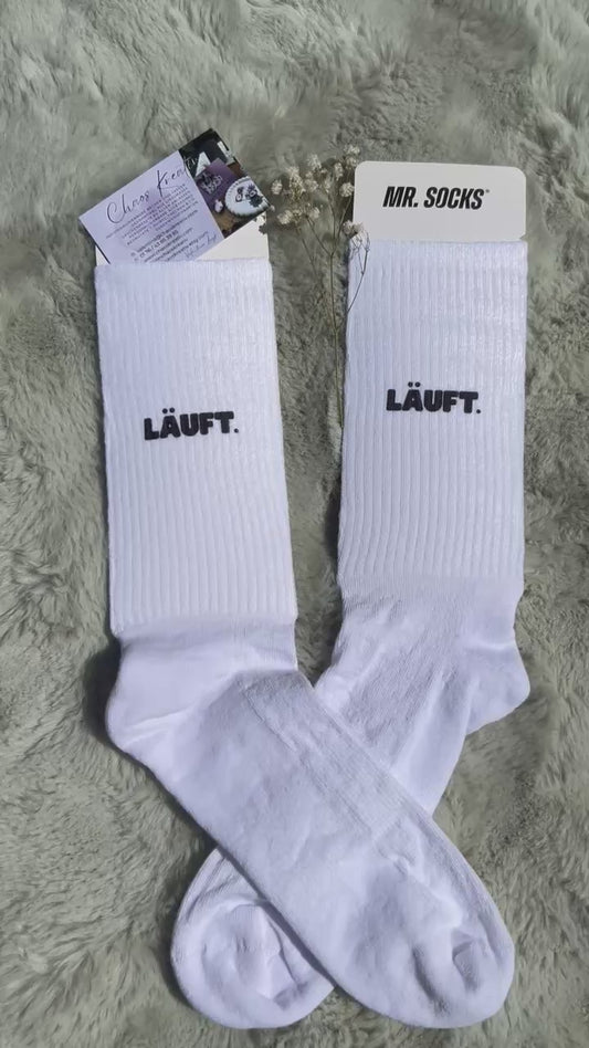 Nachhaltige Tennissocke aus Bio-Baumwolle mit „läuft“-Design auf dem Schaft