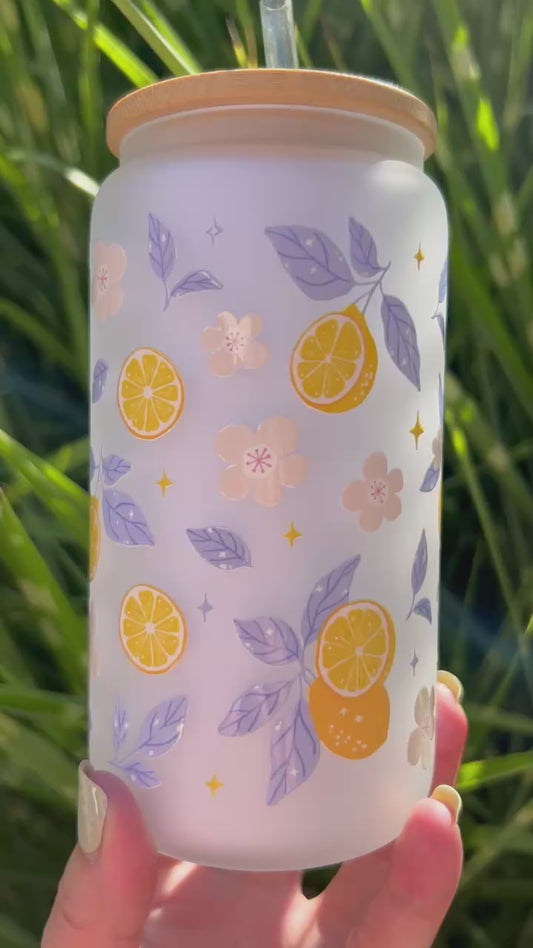 Glas mit Bambusdeckel und Strohhalm, Zitrone Italien Griechenland Blumen Kawaii Design